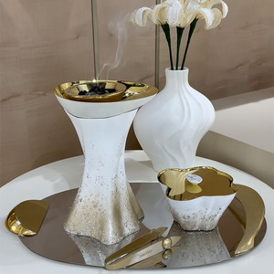 Ensemble élégant de brûleurs d'encens blancs en métal avec plateau argenté, pot assorti et support sculpté pour une aromathérapie chic - Product Image 2