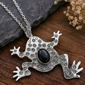Colgante de Rana de Ónix Negro Hecho a Mano con Bisel Ovalado, Chapado en Oro/Plata, de Latón, con Diseño Floral Animal, Collar Unisex para Compromiso y Aniversario - Product Image 4