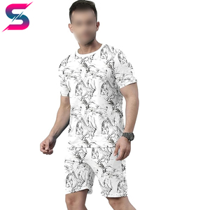 เสื้อยืดคอกลมสีขาวพิมพ์ลายพร้อมกางเกงขาสั้น ชุดลำลองฤดูร้อน ระบายอากาศได้ดี สไตล์สปอร์ต สำหรับผู้ชาย - Product Image 2
