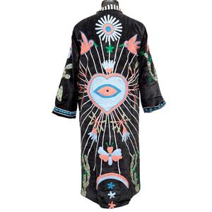 Bata Larga de Terciopelo 100% Negra para Mujer con Bordado Floral Colorido, Cuello Vuelto y Cinturón (Ecológica) de Alta Calidad - Product Image 6