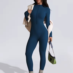 Survêtement de fitness à manches longues et coupe ajustée avec pantalon évasé |   Tenue de sport respirante en polyester et élasthanne de qualité supérieure |   Tissu doux et très extensible - Product Image 1
