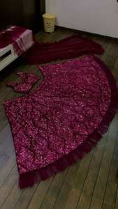 Deslumbra en esta temporada festiva con un hermoso y moderno Lehenga Choli de terciopelo para fiestas y bodas - Product Image 4