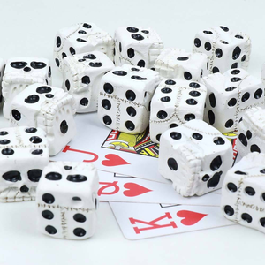 Dés en résine écologiques personnalisés en forme de crâne, accessoires pour jeux de cartes professionnels et jeux décontractés - Product Image 2