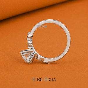 Anillo de compromiso con diamante cultivado en laboratorio certificado de corte ovalado de 2 quilates con diamantes laterales en forma de pera, elegante joyería nupcial para mujer. - Product Image 5