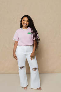 Camiseta Rosa de Cuello Redondo para Mujer con Bordado Verde Chenille, Corte Regular, Manga Corta, Logotipo Personalizado, AKA 1908 - Product Image 2