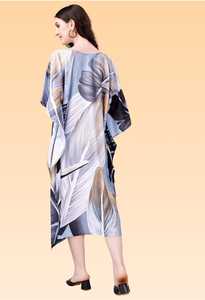 Robe kaftan courte pour femme – Bleu pastel avec imprimé floral abstrait coloré, coupe ample, style tunique. - Product Image 4