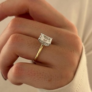 Bague inspirée de la nature avec diamant de laboratoire de 2,5 carats taille radiant E VVS2, halo caché, sertissage lotus tulipe, certifiée IGI - Product Image 6