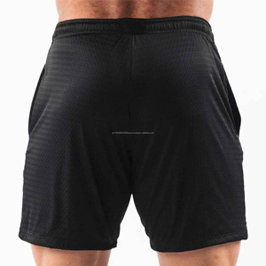 Pantalones cortos de malla negra personalizados Pantalones cortos deportivos ligeros de ajuste atlético para hombre con cintura elástica Tela transpirable para gimnasio o entrenamiento - Product Image 3