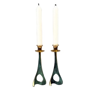 Juego de 2 Portavelas Cónicos Hechos a Mano con Acabado Dorado y Pátina Verde Hierro Vintage, Modernos y Abstractos, para Decoración Navideña del Hogar y Mesa - Product Image 1