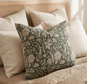 Housse de coussin carrée 18x18 imprimée à la main par un designer, motif floral vintage, élégante et décorative pour l'intérieur - Product Image 4