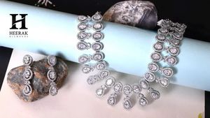 Juego de Joyería Nupcial de Lujo al por Mayor con Diamantes, Collar Gargantilla de Oro Blanco de 14K con Corte de Pera Graduado y Flecos, y Pendientes Colgantes con Halo a Juego - Product Image 2