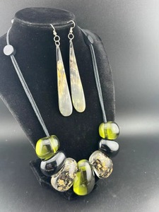 Collier en résine fait main, bijou statement, accessoire de mode abstrait moderne, art de la résine artistique - Product Image 3