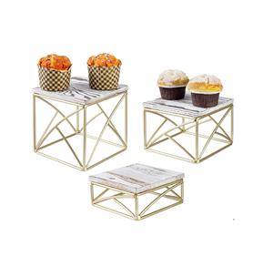 Soporte Rústico para Cupcakes con Tapa de Madera Blanqueada y Base Geométrica de Alambre de Latón, Exhibidor de Postres Estilo Granja para Pasteles - Product Image 1