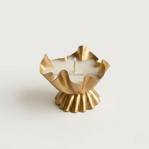 Bougie Métallique Luxe à Volants – Pièce Maîtresse Dorée Faite à la Main pour Événements Haut de Gamme - Product Image 1