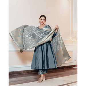 Ensemble de costume en satin gris sauge, taille XS, haut à manches trois-quarts - Product Image 4