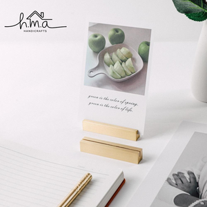 Porta Letreros de Mesa Moderno de Metal Dorado con Base de Madera, Soporte Minimalista para Tarjetas de Escritorio, Porta Menús de Restaurante, Porta Números de Mesa - Product Image 3