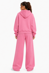 Ensemble de survêtement rose pour femme avec sweat à capuche asymétrique zippé, veste oversize et pantalon de survêtement à coupe ample avec logo embossé ton sur ton et impression DTG - Product Image 2
