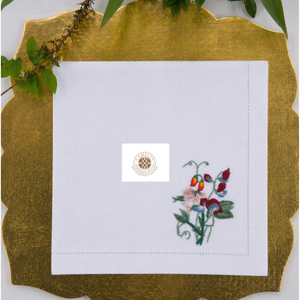 Servilleta de lino bordada con bayas silvestres y flores, con costuras vibrantes que crean un alegre toque rústico a la mesa. - Product Image 2