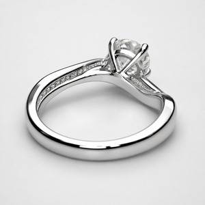 Anillo de compromiso de plata 925 de alta calidad con diamante redondo, engaste de puntas y banda pavé para mujer - Product Image 2