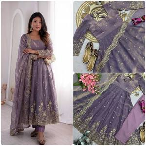 Ensemble Anarkali 3 pièces tendance de luxe, violet foncé bicolore, en soie Fandy, coupe ajustée, longueur ras du sol, style indien pakistanais, pour l'hiver - Product Image 3