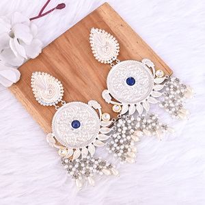 Pendientes Colgantes de Diseño Étnico en Plata Alemana con Hidroplata Azul, Kundan y Perlas - Product Image 3