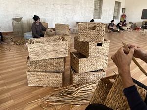 Cesta de almacenamiento de jacinto de agua tejida a mano, fabricante de Nhat Minh, accesorios de cocina y lavandería hechos a mano al por mayor - Product Image 3