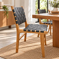 Apportez une sophistication classique à votre espace de vie avec une chaise en teck qui met en valeur le caractère unique du bois massif.