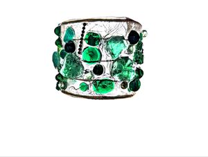 Bracelet en résine artisanale avec fleurs pressées vertes |   Bracelet large irrégulier à motif distinctif |   Art époxy inspiré de la nature - Product Image 2