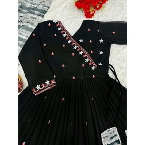 ชุดเดรสผ้าจอร์เจียสำหรับใส่ทำงานปักลายสีดำ - Product Image 3