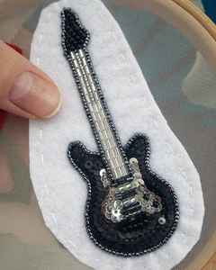 Broche artesanal de guitarra eléctrica con cuentas negras y bordado de cuentas de vidrio plateadas, pin de solapa de instrumento musical para regalo - Product Image 1