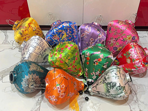 Customized Hoi An Silk Lantern Red Color Garlic Shape Vietnam Silk Lantern with Koi Fish Wave <b>Pattern</b> Waterproof Hanging Light - Product Image 4