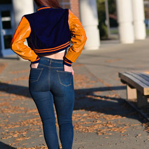 เสื้อแจ็คเก็ตครอปสไตล์วาร์ซิตี้สำหรับผู้หญิง สีเทา-ส้ม แบบเลตเตอร์แมน แขนหนังเทียม เสื้อคลุมลำลอง แฟชั่นสำหรับสุภาพสตรี - Product Image 4