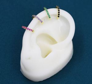 Manchette d'oreille en argent sterling avec zircon cubique rouge rubis, style minimaliste, sans perçage, disponible en argent ou or - Product Image 3