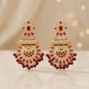 Boucles d'oreilles pendantes en laiton plaqué or et rhodium, design fleur de rubis et perle Jadau, bijoux tendance pour femme, à porter en occasion spéciale - Product Image 6