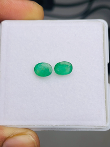 Par de Esmeraldas Naturales de Zambia, Corte Ovalado, 2.28 Quilates, Grado AAA, Certificado IGI, Color Verde, Pulido Perfecto, Precio Económico - Product Image 1