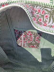 Grand sac fourre-tout vintage en coton léger avec design matelassé pour les voyages, les courses et le quotidien, provenant du Rajasthan - Product Image 2