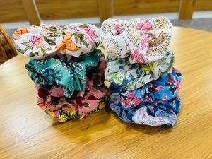 Vente en gros de chouchous en tissu faits main en coton extensible, accessoires capillaires doux à motifs floraux, attaches-queue de cheval et élastiques à cheveux pour femme - Product Image 2