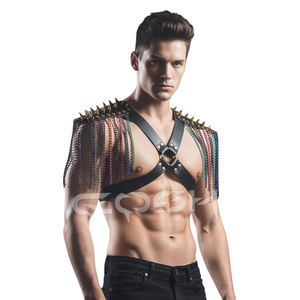 Arnés de hombro de piel sintética negra con púas y herrajes antiguos con cadenas multicolor. - Product Image 1