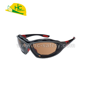 Gafas de Seguridad A04 con Almohadillas Internas Extraíbles, Lentes Antivaho y Antirrayaduras para Protección Industrial - Product Image 3