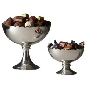 Bol de service en chocolat au design magnifique pour servir des dattes et des noix, finition dorée - Product Image 5