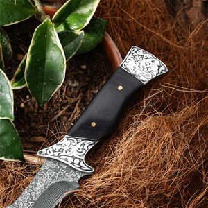 Couteau de camping à lame motif Damas, manche en bois noir avec accents métalliques, étui en cuir gravé, qualité industrielle OEM - Product Image 3