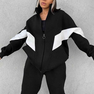 Conjunto de Sudadera con Capucha y Pantalones Cortos de Gimnasio para Mujer, Personalizable con Marca Privada OEM, Top Corto Cómodo y Sudadera Lisa - Product Image 4