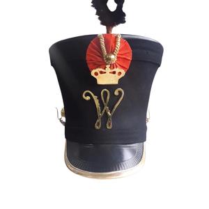 Sombrero Shako Negro Estilo Inglés con Emblema Dorado y Pluma Roja para Fiestas, para Hombre Adulto - Product Image 4