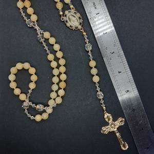 Coffret cadeau - Perles de pierre Unakite de 6 mm - Chapelet - Collier catholique Saint-Michel avec pendentif crucifix du Pardon - Product Image 2