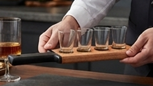 Porte-verres et porte-bouteilles élégant en bambou, idéal pour les restaurants, les centres de villégiature, les mariages, organisateur avec crochets et support - Product Image 6