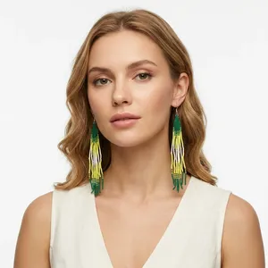 Boucles d'oreilles pendantes longues multicolores faites à la main en perles de verre plaqué or avec pompons et perles de rocaille - Élégantes, style bohème, pour mariage et plage - Product Image 3
