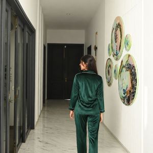 Conjunto de Pijama Verde Esmeralda Oscuro, Camisa de Manga Larga con Botones y Pantalones a Juego, Ribete en Contraste, Ropa de Dormir Suave y Lujosa de Fabricante - Product Image 4