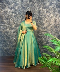 Lehenga Choli de Seda Verde para Mujer, Cuello Cuadrado, Bordado, Elegante Vestido de Novia Estilo India Pakistán, ABC- Signature 85881 - Product Image 2