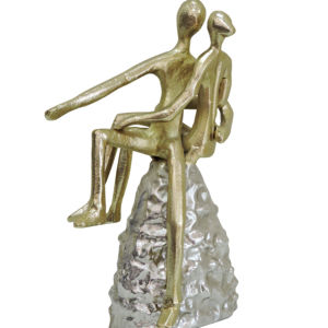 Estatua Moderna Abstracta de Pareja en Aluminio Dorado, Elegante Escultura de Dos Figuras Sentadas en una Roca Plateada, Adorno Decorativo para el Hogar - Product Image 1