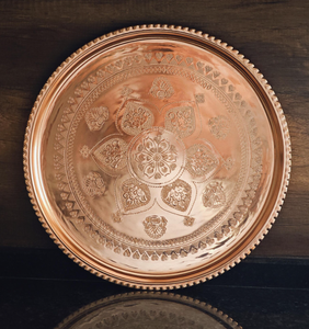 Assiette de service ronde vintage en cuivre gravé, plat décoratif en métal pour la mise en table de mariage et de fête, un élément festif charmant - Product Image 4